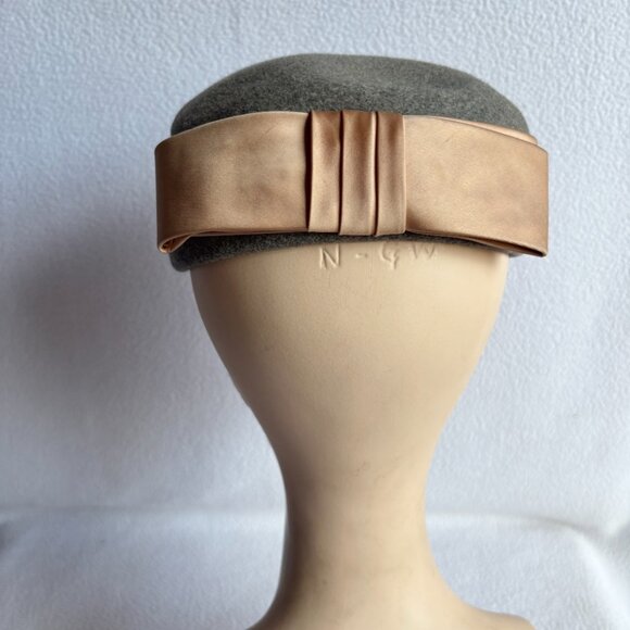 1950s 1960s Gray Wool Pillbox with Pink Ribbon Band - Picture 4 of 9